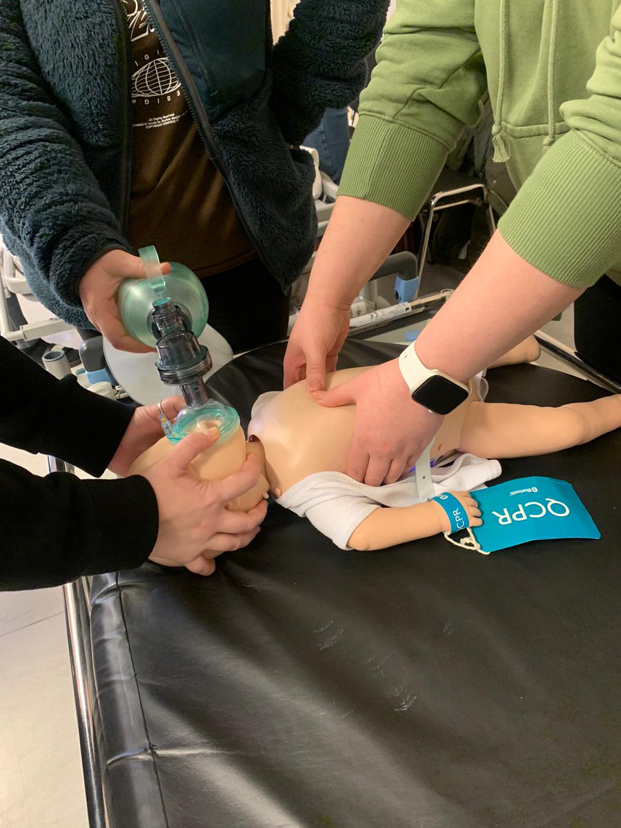LTHPaedResus's tweet image. HAPPY VALENTINES DAY! ❤
What better way to celebrate Valentine's Day than refreshing your skills to restart a heart? 🫀
Our @LeedsHospitals Trainee Nurse Associates practising paed life support this morning!
@Leeds_Childrens #paedresus
#valentinesdaylifesupport #restartaheart