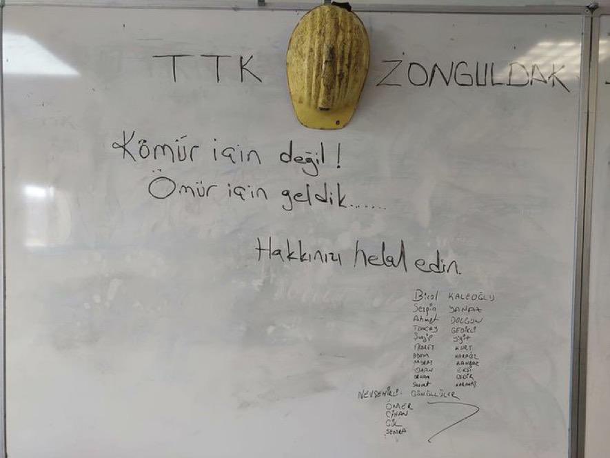 onedio's tweet photo. "Kömür için değil, ömür için geldik."

Zonguldaklı madencilerin mesajı. https://t.co/rY2yP9lhMz