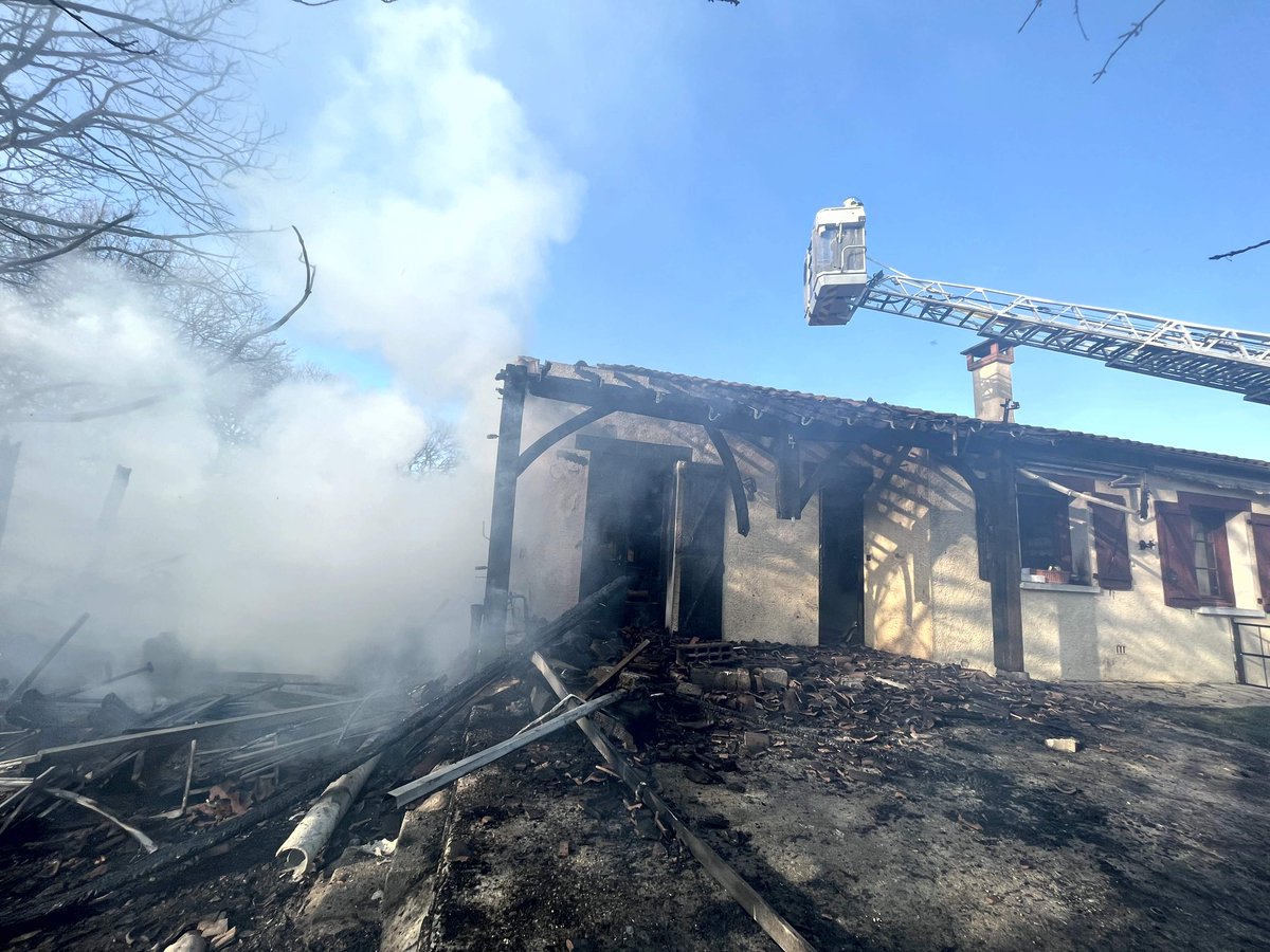 PompiersDuLot's tweet photo. Intervention des @PompiersDuLot le 11-2 à #Bétaille pour un #Feu en chaîne... #Ecobuage + #Véhicules + #Appentis + #Maison d'habitation. Pas de #Victime.
@Prefet46 
https://t.co/ezVtiIizHm https://t.co/gbbUbrnsq3