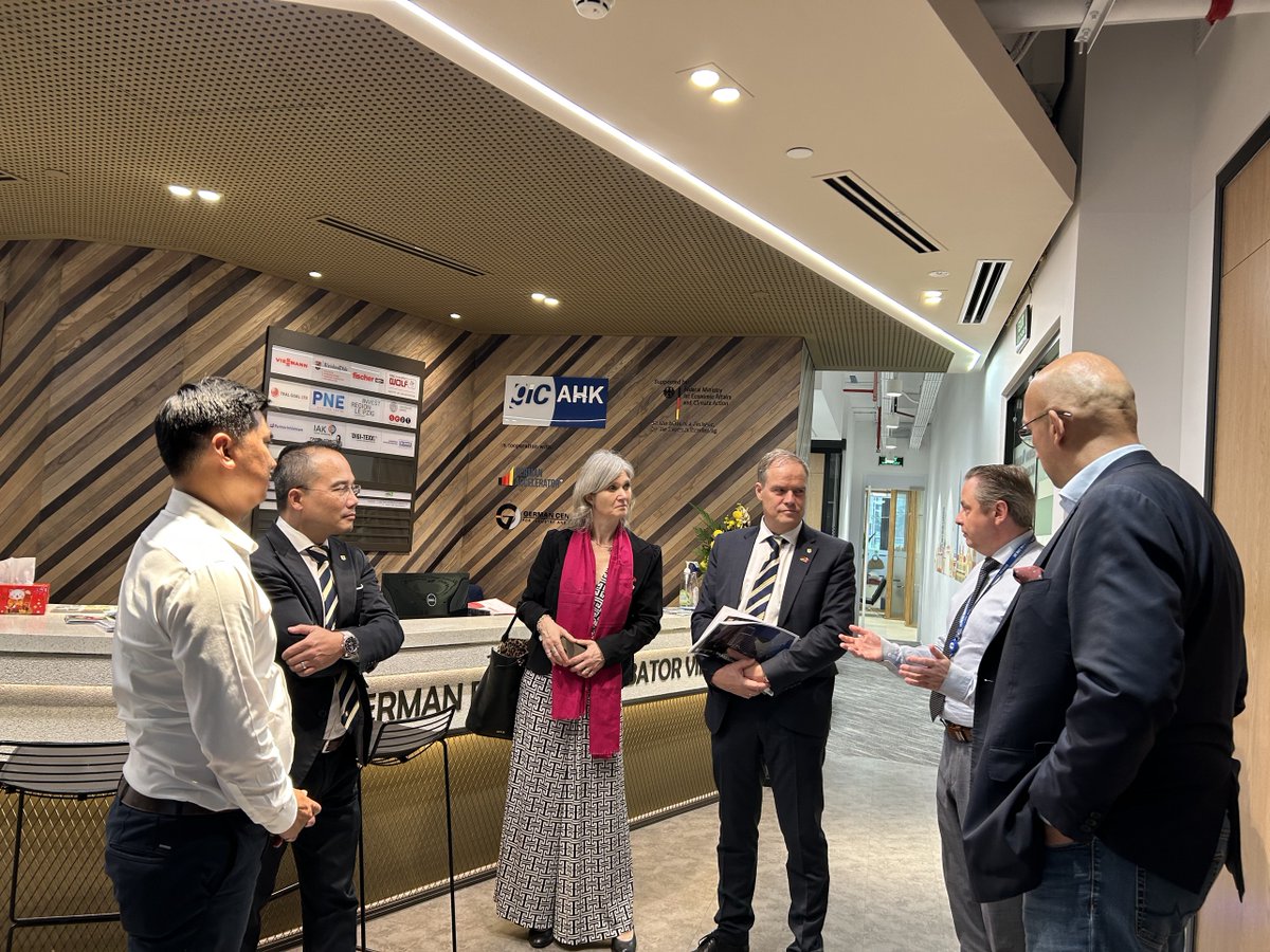 AHKVIETNAM's tweet photo. 🚩HEIDELBERG MEETS AHK VIETNAM🚩
🤝Today, AHK Vietnam is privileged to welcome Prof. Dr. Eckart Würzner, Mayor of Heidelberg City from Germany to our office!
#AHKVietnam #PartnerInVietnam #GermanBusinessIncubatorVietnam https://t.co/B1HZjflMoy