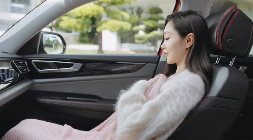Bedeeplay's tweet photo. #宋轶 今晚玩车震🚗 听说铁子小名就叫车，这不摆明了就是让人上的吗！人已经乖乖躺好了，就等着人来花式上“车”了😈 https://t.co/uVCNIMI0g2