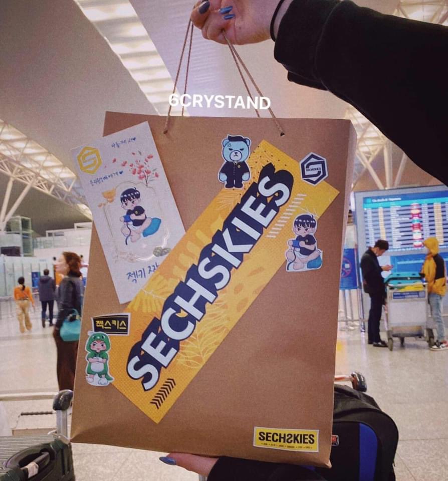 6_CRYSTAND's tweet photo. 14.02.23 EUN JIWON IN VIETNAM 🥰

Túi quà xàm xí nhà 6 chuẩn bị để tặng cho chú ạ 🤣

#SECHSKIES #젝스키스 #은지원 #masterinthehouse #eunjiwon https://t.co/lIBfNr8X1L