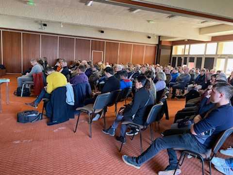 ChambagriBzh's tweet photo. 📢 200 #aviculteurs réunis aujourd'hui à la chambre d'agriculture pour s'informer sur l'évolution de l'influenza aviaire. Éleveurs et acteurs de la filière sont mobilisés pour éradiquer cette #maladie dans nos #territoires
@ChambagriFrance @bretagnegouv @andresergent29 https://t.co/JcvqRWlJM4