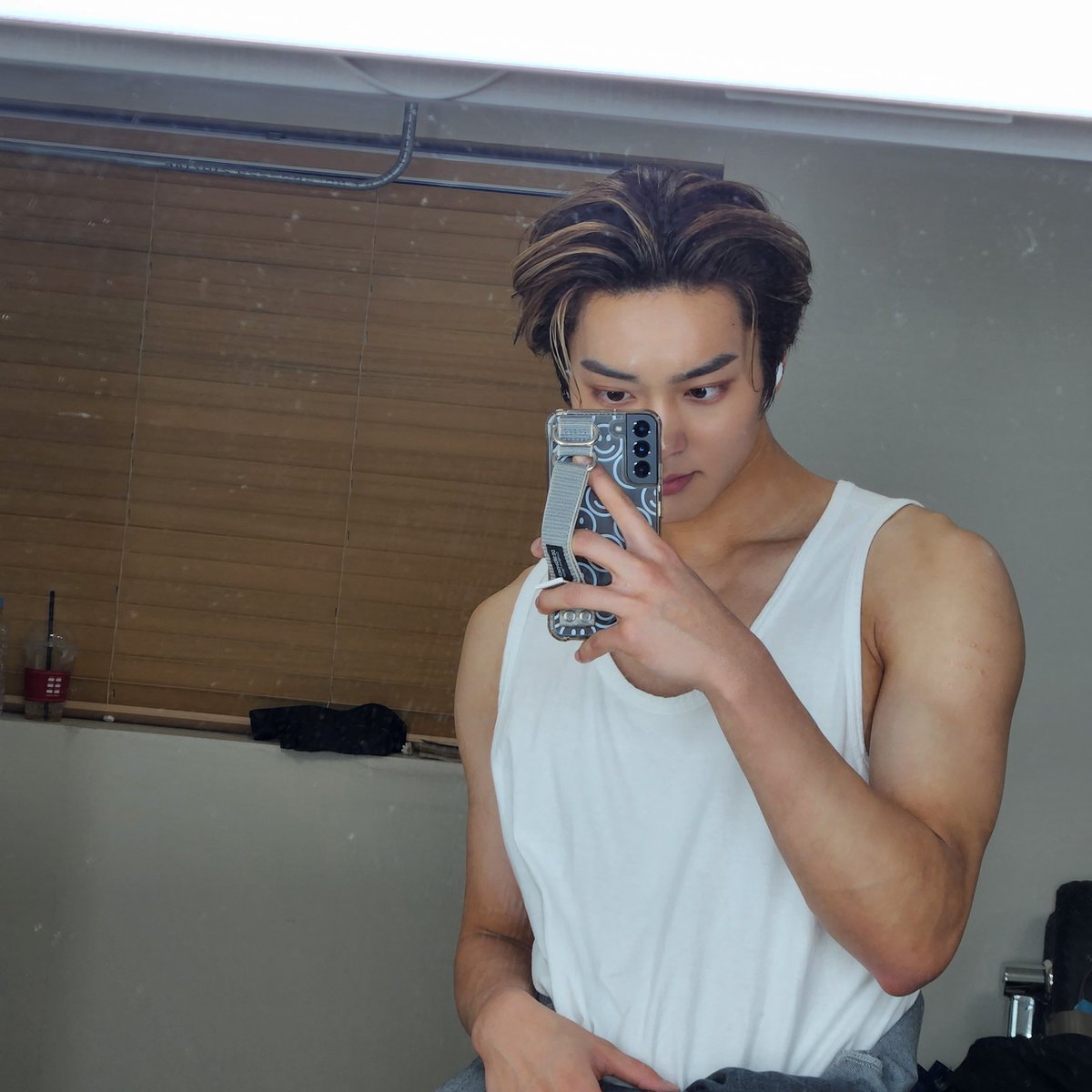 TheRosesInJeju's tweet photo. #jejujangmi ft. lsm https://t.co/iVjWJpJzNA