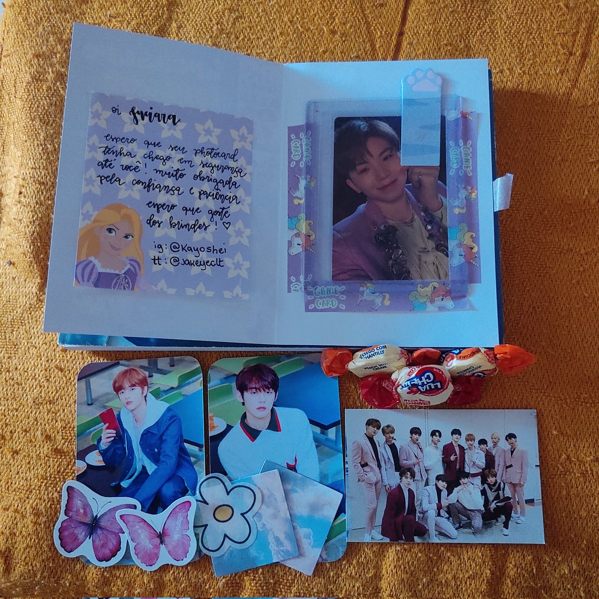 euiminghao's tweet photo. feedback extremamente positivo para a @jakeyeclt que me vendeu esse lee jihoon! é muito legal comprar com ela pq ela é muito transparente e atualiza sobre tudo. A embalagem do card tava perfeita e ainda veio esse montão de mimos, obrigada júlia, espero comprar com você de novo 💝 https://t.co/Gpud1fH6VI