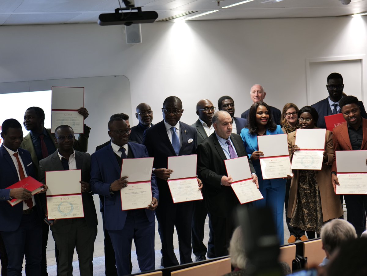 CEDS_Omnesedu's tweet photo. Retour en images sur la remise de diplôme du CEDS qui a eu lieu sur notre campus à Cœur Défense ! 
Encore félicitations à tous nos diplômés en MPA ou PhD ! 
C'était un plaisir de vous avoir le temps d'une soirée. 
#diploma #ceremonie #remisedediplome #ceds https://t.co/C4pilLcaVa