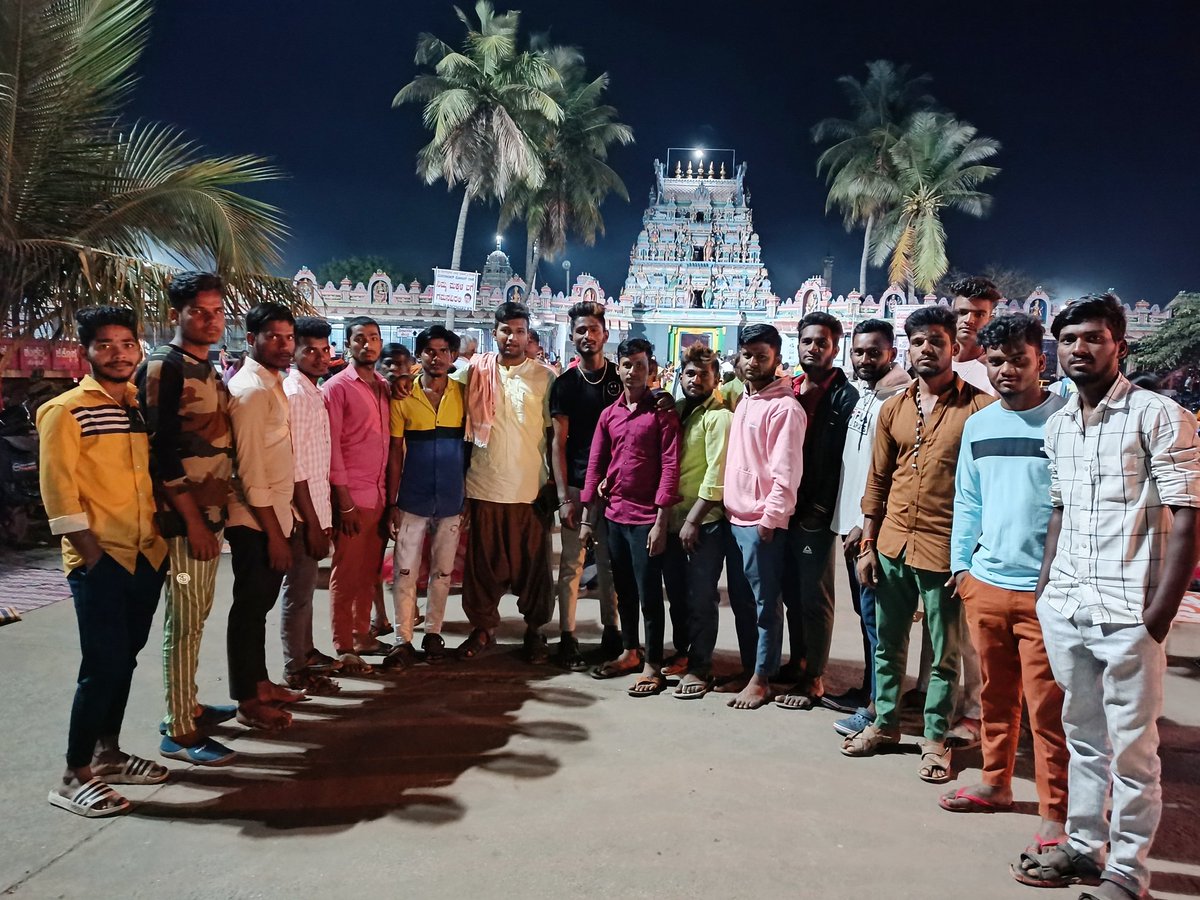 mksaheb64's tweet photo. ಹುಲಿಗಿಯಲ್ಲಿ ಯುವಶಕ್ತಿಯ ಜೊತೆ ಚರ್ಚೆ ಮಾಡಿದೆ. ಇವರ ಮಾತನ್ನು ಕೇಳಿ ಕೆಲಸ ಮಾಡಲು ಹುಮ್ಮಸ್ಸು ನೂರ್ಮಡಿ ಗೊಳ್ಳುತ್ತಿದೆ.
  ಪ್ರತಿಯೊಬ್ಬರೂ ನಾವು ನಿಮ್ಮೊಂದಿಗೆ ಇದ್ದೇವೆ ನೀವು ಮುನ್ನಡೆಯಿರಿ ಅಣ್ಣಾ ಎಂದರು...
ಧನ್ಯವಾದಗಳು ನಿಮ್ಮ ಪ್ರೀತಿ,ವಿಶ್ವಾಸ,ಸಹಕಾರಕ್ಕೆ.
 ಇಂತಿ ನಿಮ್ಮ M.K @aapkoppal64
@AAPKarnataka @nimmamukund https://t.co/WXQSZ1PyYy