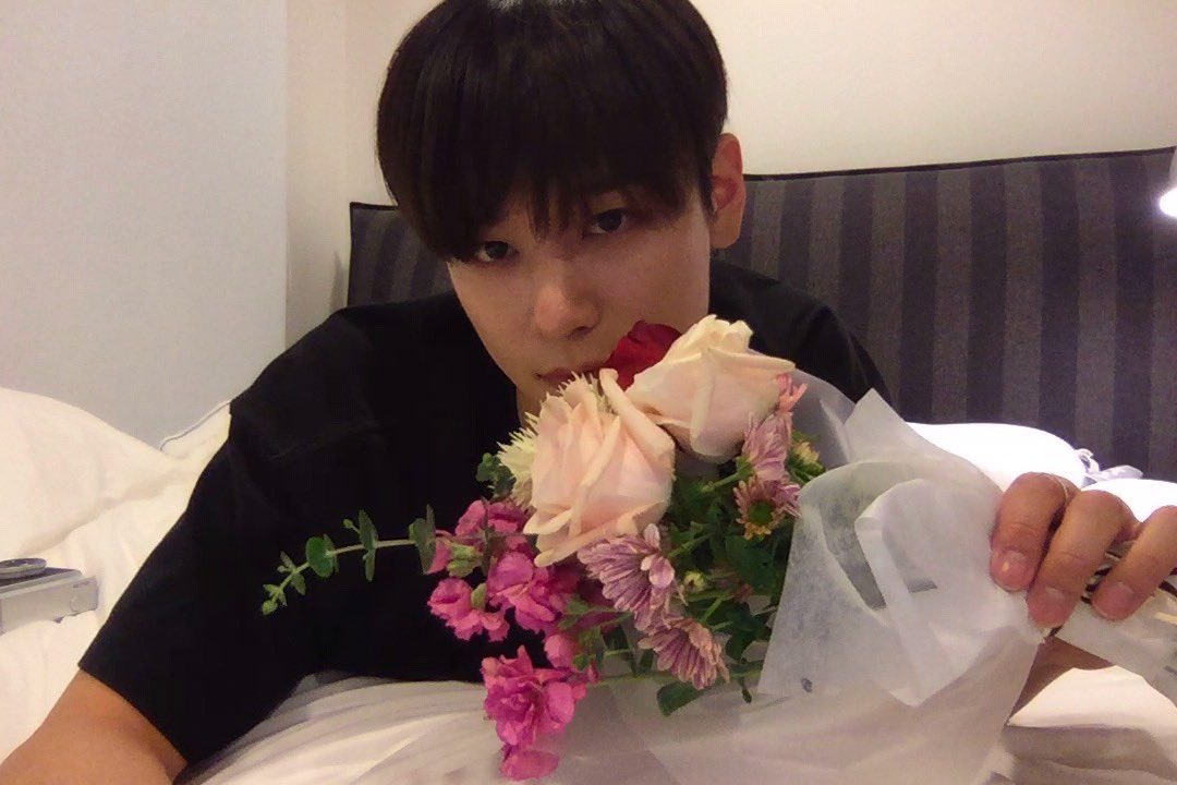 115kitten's tweet photo. 아니 진짜 이게 말도 안되는 이유 설명할게

1. 꽃을 사올 생각을 함 “발렌타인데이” 라는 이유로
2. (스케쥴/연습) 늦게 끝��서 꽃집 안닫은 곳 있나 찾다가 아직 안 닫은 꽃집이 있어서 ”뛰어가서“ 골라온 꽃이 저거임
3. 늦었음에도 맥북 포토부스 켜서 사진 찍어옴
4. 프메로 사진을 또 보내줌 https://t.co/jsK2iOgXVs
