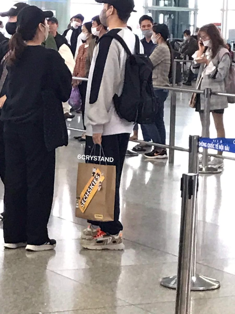6_CRYSTAND's tweet photo. 14.02.23 EUN JIWON IN VIETNAM 🥰

#SECHSKIES #젝스키스 #은지원 #masterinthehouse #eunjiwon https://t.co/tBICtevszN
