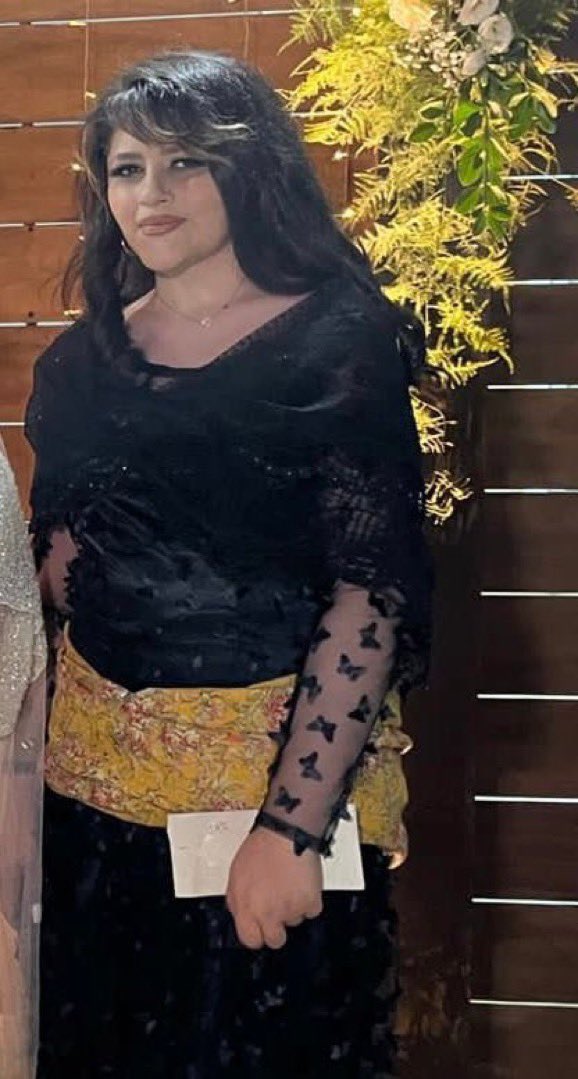 Saraw18i's tweet photo. زنده ای مثل درخت
مثل پرواز پرستو در باد
مثل آواز قناری در باغ
نفس از باد صبا می گیری
چه کسی گفت که تو می میری؟
#مهسا_امینی https://t.co/O1S7dVTz8F