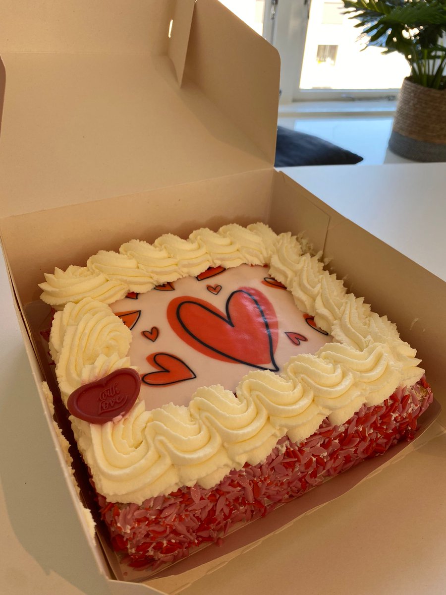 whizpr's tweet photo. De liefde gaat door de maag, ook bij Whizpr. Heb jij ook iets lekkers gekregen? Fijne Valentijnsdag! ❤️ https://t.co/y0eRAT8JmF