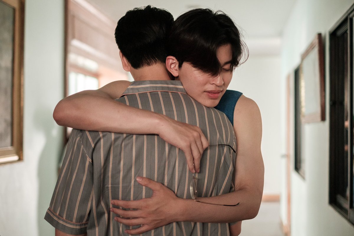 ภาพนี้เป็นเบื้องหลังซีนที่ หนึ่งเดียวคิดถึงปาล์ม แต่ถึงในซีนนี้จะไม่มีปาล์ม แต่ปาล์มก็มาช่วยส่งอารมณ์ให้ แบบที่เห็นในภาพนี้ 💕🫶 <a href="/ppnaravit/">ppnaravit</a> <a href="/phuwintang/">phuwintang</a> #NeverLetMeGoSeriesEP10 #GMMTV