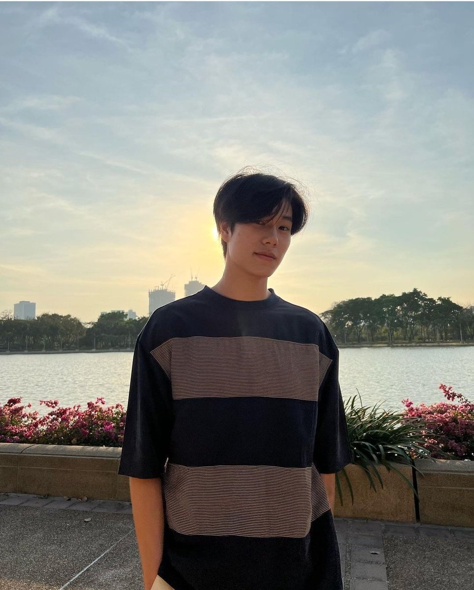 ppnvtpw's tweet photo. ลูกหยิบเสื้อที่ให้ไปวาเลนไทน์ปีก่อน มาลงรูปวาเลนไทน์ปีนี้   made my day มาก ลงเครื่องปุ๊บเปิดมาคือกรี๊ดมาก แงงง จาเป็นลม  🤍😭
#phuwintang https://t.co/iwFBYUfbkR