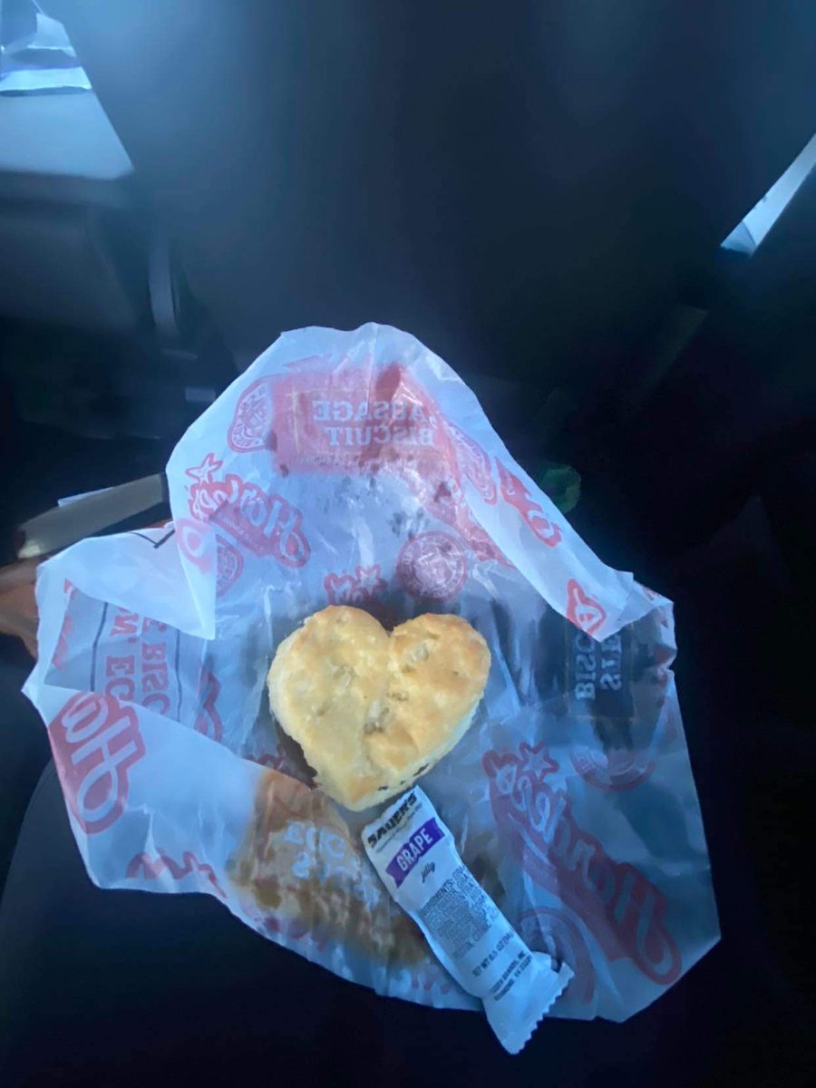 k_carters's tweet photo. Daddy was up at 5:30am making fresh cupcakes for his princess #JarFull #MoneyCandyandGiftcards
#ThemCarterKids #HisHeart
#BestDaddyEver https://t.co/3xT6gs1wck
