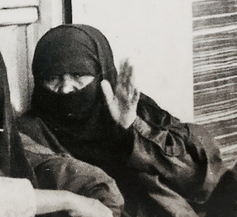 من #تراث #المدينة_المنورة 

"المسفع" 

وهو لباس نسائي غطاء للرأس مع لثام 

ثقيل ومنسوج من القطن الخالص وهو بارد صيفا دافئ شتاءً 

كان يلبس في العوالي و قباء وقربان الأحياء التاريخية وفي مجموعة من أحواش المدينة 

يتم جلبه من العراق قديما 

إذا أرادت المرأة الخروج .. تضع اللثام