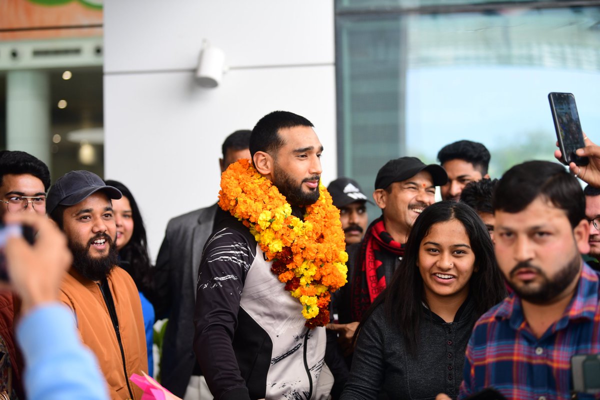 UFCIndia's tweet photo. The King of Lions returns home in all his glory! 🦁🙌🏻👑 #RoadToFinals 
Glimpses of Anshul Jubli returning to India 📸 https://t.co/CNDvDECJdi