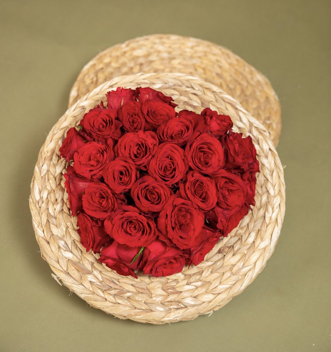 iluba_sa's tweet photo. الورود الحمراء هي أكثر الهدايا رومانسية في يوم الحب 🌹❤️.
#iluba https://t.co/kUGZOW2Xil
