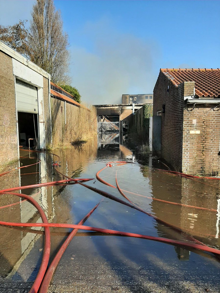Vandaag is bluswater in de Rijn terecht gekomen bij een grote #brand aan de #Katwijkerweg in #Valkenburg. Rijnland heeft maatregelen genomen om de #waterkwaliteit te beschermen. Gemaal Katwijk staat aan om water versneld af te voeren. Oliebooms nemen evt. vrijgekomen stoffen op.
