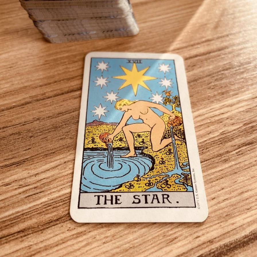 nicoalquimia's tweet image. #DonnerUnSens à ta vie ? L'arcane du tarot #LÉtoile peut t'aider à trouver des réponses. Laisse-la guider ton chemin et illumine ta destinée ! 🌟