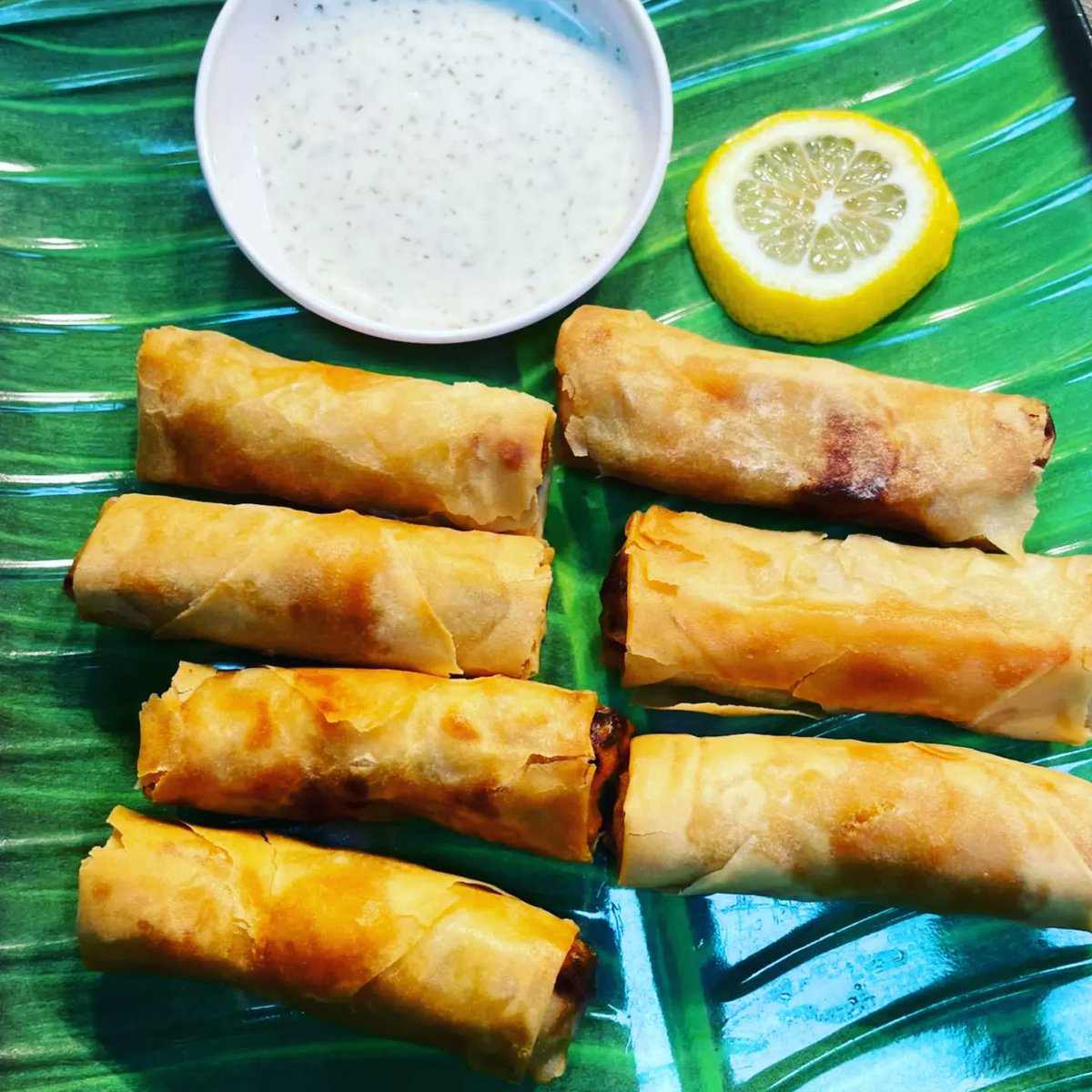 spicyshackuk's tweet photo. Veg spring rolls and meat Samosas😋😋. Have them on their own or add a dip, choose between mint, sweet chilli or naga sauce. #spicyshack #yummyfood #brunch #Amazingfood #foodpic #instafood  #deliciousfood #lunch #dinner #foodpics #yum #yummy😋😋 #meatsamosa #vegspringrolls https://t.co/JGwOULqSSE