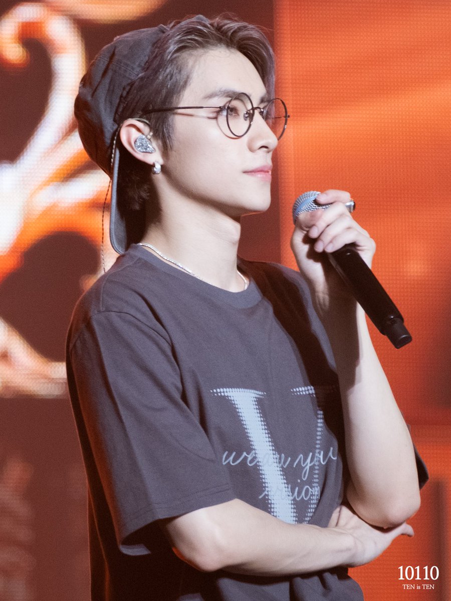 l0lsl0's tweet photo. 230211 WayV Fanmeeting

360도 돌아가는 인형인가요?@@

#WayV #威神V #XIAOJUN https://t.co/DnANANE5jE