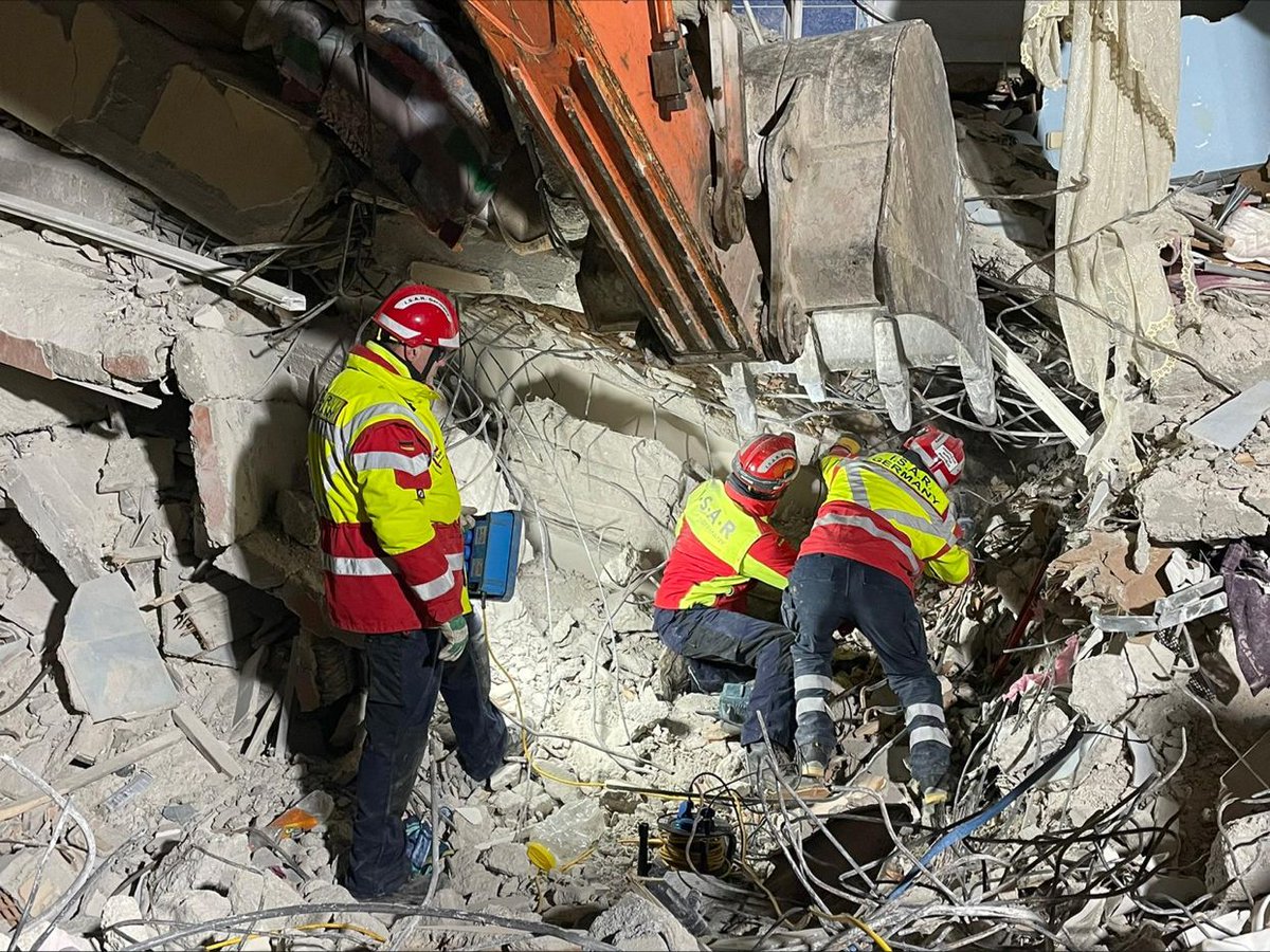 INGENIOUS_EU's tweet photo. As people keep hearing voices under the #debris hope for survivors after #TurkeyQuake remains alive. Our partners in @HellenicRescue &amp; @ISAR_GERMANY are tirelessly continuing the #search. ISAR Germany rescued people from collapsed buildings. So proud of our #FirstResponders👏. https://t.co/ZnKA3JIEtz