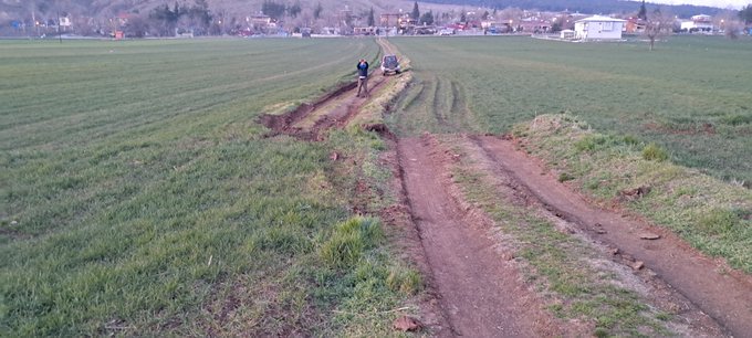 Rainmaker1973's tweet photo. Another significant record of the fault dislocation detected by geologists in the area between Türkoğlu and Gölbaşı, Turkey. The offset amount is increasing going south of Kahramanmaraş with a nearly 5 m dislocation recorded. 

[source and 📷 by H. Serdar Akyüz] https://t.co/BFV2UZFNO3