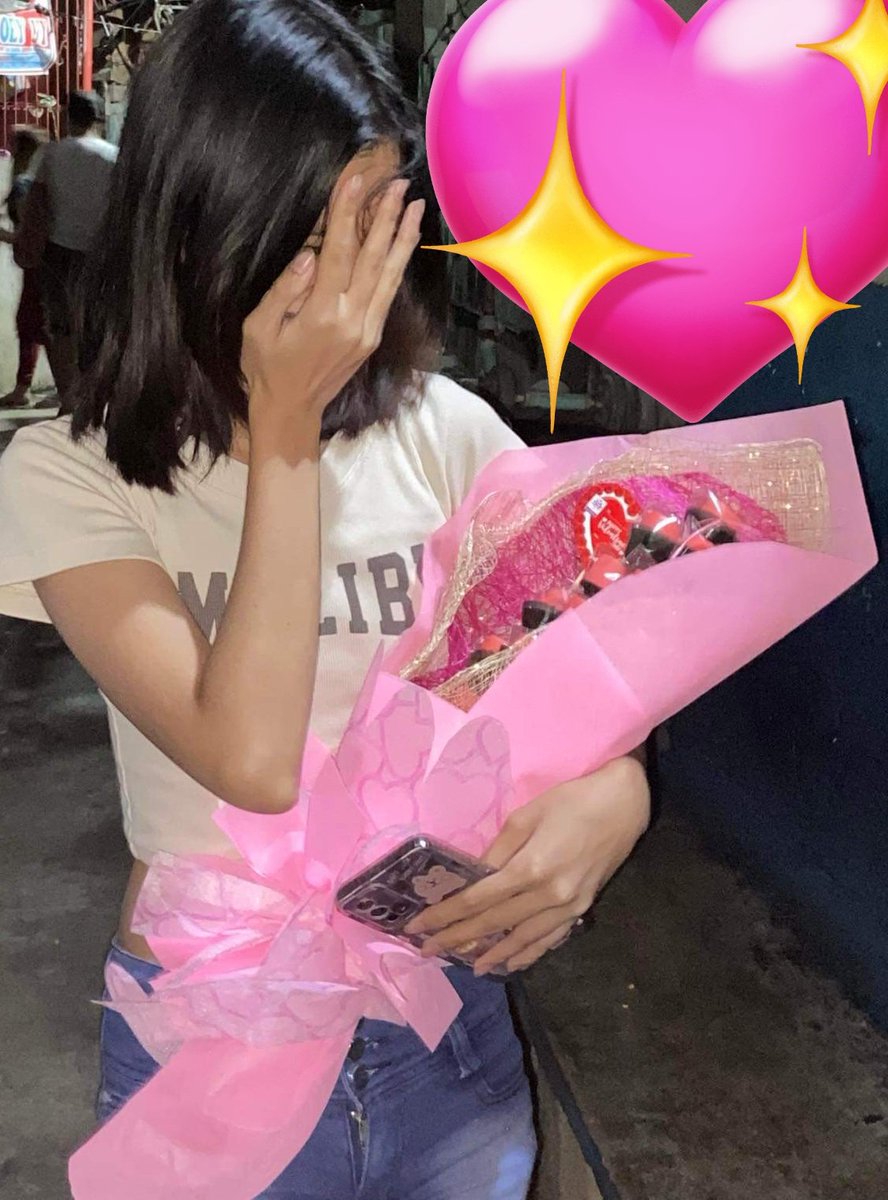 nwjs_05's tweet photo. My suitor gave me a PASTILLAS FLOWER CANDY BOUQUET as a valentine's gift qkshjskde he's the sweetest because he even brought my friends and my family a flower also 😭♥️ https://t.co/S6v5LQyb4o