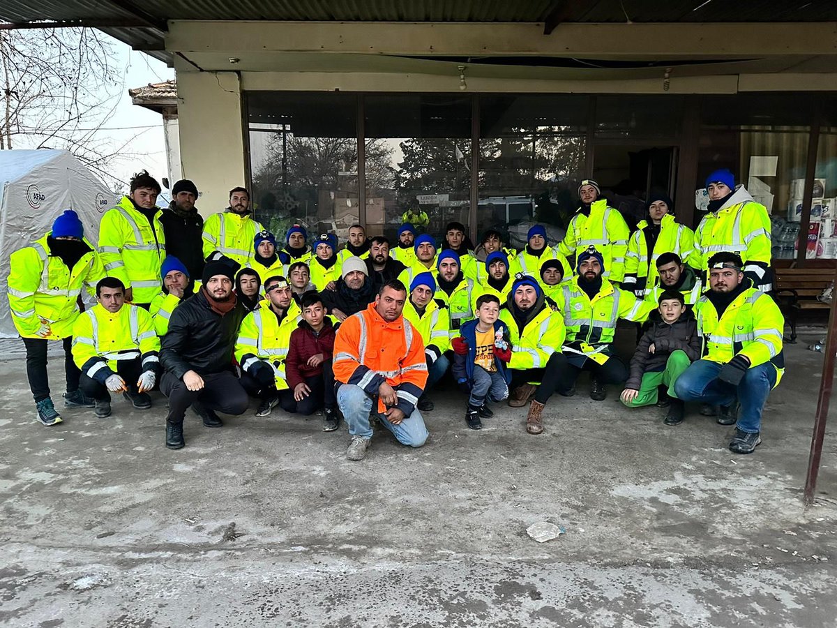 akzonguldak67's tweet photo. 📍Kahramanmaraş

İl Gençlik Kolları Cemre Ekibimiz Maraş’ta ! 

İl Gençlik Kolları Ailesi Olarak İlk Günden İtibaren sadece Zonguldak’tan 70 e yakın gönüllü Cemrelerimiz ile Depremzede Vatandaşlarımızın yaralarını #DevletMilletElEleOmuzOmuzaVererek sarmaya devam ediyoruz. https://t.co/ZlTTTlGQyD