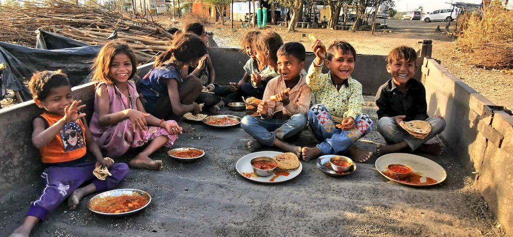 iParthkacha's tweet image. #RHARajkot દ્વારા પુલવામાં શહીદ થયેલા જવાનોને શ્રદ્ધાંજલિ આપવાના ભાગરૂપે તેમજ વેલેન્ટાઈન ડે ને #રોટીડે તરીકે મનાવવામાં આવ્યો હતો, જેમાં 21000+ રોટી તેમજ 200kg થી વધુ શાક તૈયાર કરી ને રાજકોટ ની 50 થી પણ વધુ ઝૂંપડપટ્ટીઓ તેમજ જરૂરિયાતમંદ લોકો ને પીરસવામાં આવ્યું હતું.
#RHAGujarat 💚