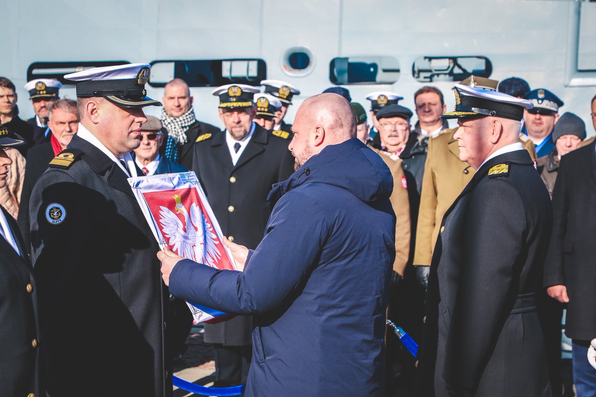 BBN_PL's tweet image. Szef BBN w imieniu Prezydenta @AndrzejDuda wręczył banderę wojenną oraz proporzec załodze #ORPMewa. Ostatni z trzech pierwszych niszczycieli min #Kormoran II wchodzi do służby. Za miesiąc palenie blach pod kolejnego z serii trzech Kormoranów.