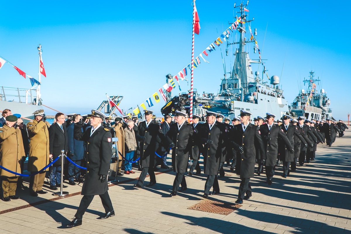BBN_PL's tweet image. Szef BBN w imieniu Prezydenta @AndrzejDuda wręczył banderę wojenną oraz proporzec załodze #ORPMewa. Ostatni z trzech pierwszych niszczycieli min #Kormoran II wchodzi do służby. Za miesiąc palenie blach pod kolejnego z serii trzech Kormoranów.
