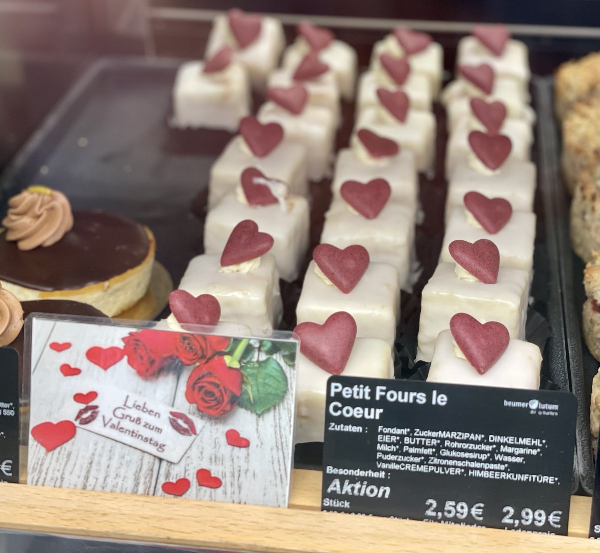 My local bakery in Berlin 🇩🇪 has a selection of special Valentine