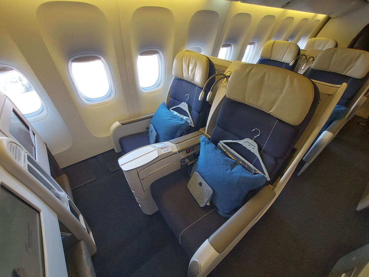 Michaelkelly707's tweet photo. My flight #AF092 today from Paris to Miami with @airfrance is on a Boeing 777-200 #FGZNH . I'm disappointed it has the old interior which is not a patch on the new one. It looks and feels dated. Some very disgruntled biz pax onboard complaing they have been "downgraded"
#paxex https://t.co/dzSeNU3Naq