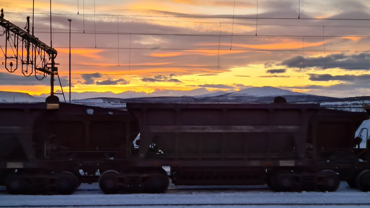 Svårt att avgöra vad som är berg och vad som är moln där långt borta bakom vagnarna. Bergmoln? Molnberg?