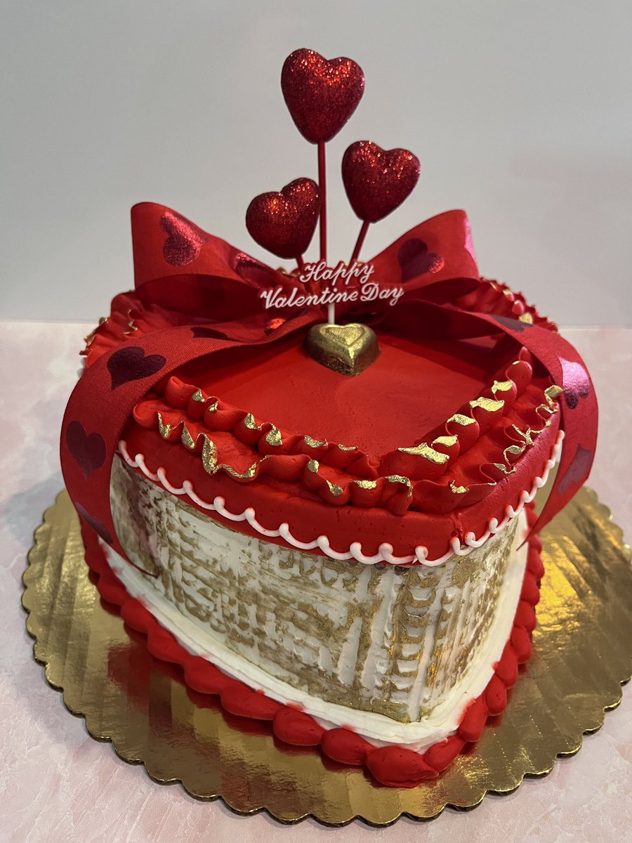 AlessiBakery's tweet photo. Happy Valentine's Day ❤️

Treat yourself or a special someone with our Valentine's goodies today 😍

#AlessiBakery #HappyValentinesDay #HeartCakes #CakeDecorating https://t.co/0Frf7ETgXP