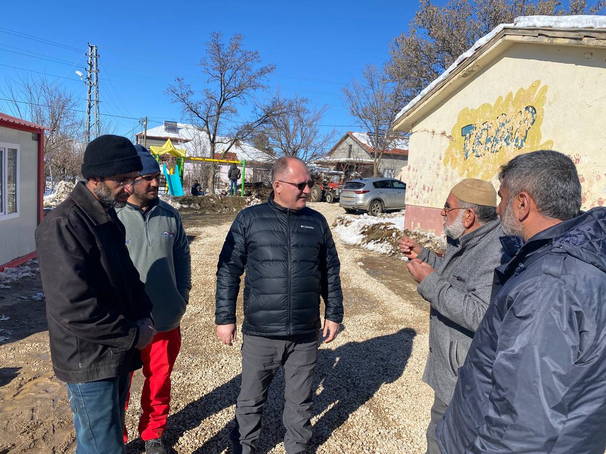sivasbeltr's tweet photo. Afet bölgesindeki çalışmalarını sürdüren Başkanımız Hilmi Bilgin ve Valimiz Yılmaz Şimşek, Doğanşehir ilçesinin depremden etkilenen köylerini ziyaret ederek köy sakinlerine geçmiş olsun dileklerini iletti.

📍 Altıntop Köyü
📍 Topraktepe Köyü
📍 Günedoğru Köyü https://t.co/8j4UHeXPgh