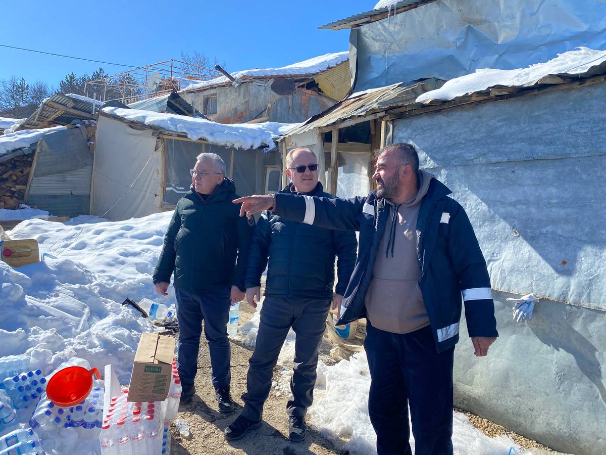 sivasbeltr's tweet photo. Afet bölgesindeki çalışmalarını sürdüren Başkanımız Hilmi Bilgin ve Valimiz Yılmaz Şimşek, Doğanşehir ilçesinin depremden etkilenen köylerini ziyaret ederek köy sakinlerine geçmiş olsun dileklerini iletti.

📍 Altıntop Köyü
📍 Topraktepe Köyü
📍 Günedoğru Köyü https://t.co/8j4UHeXPgh