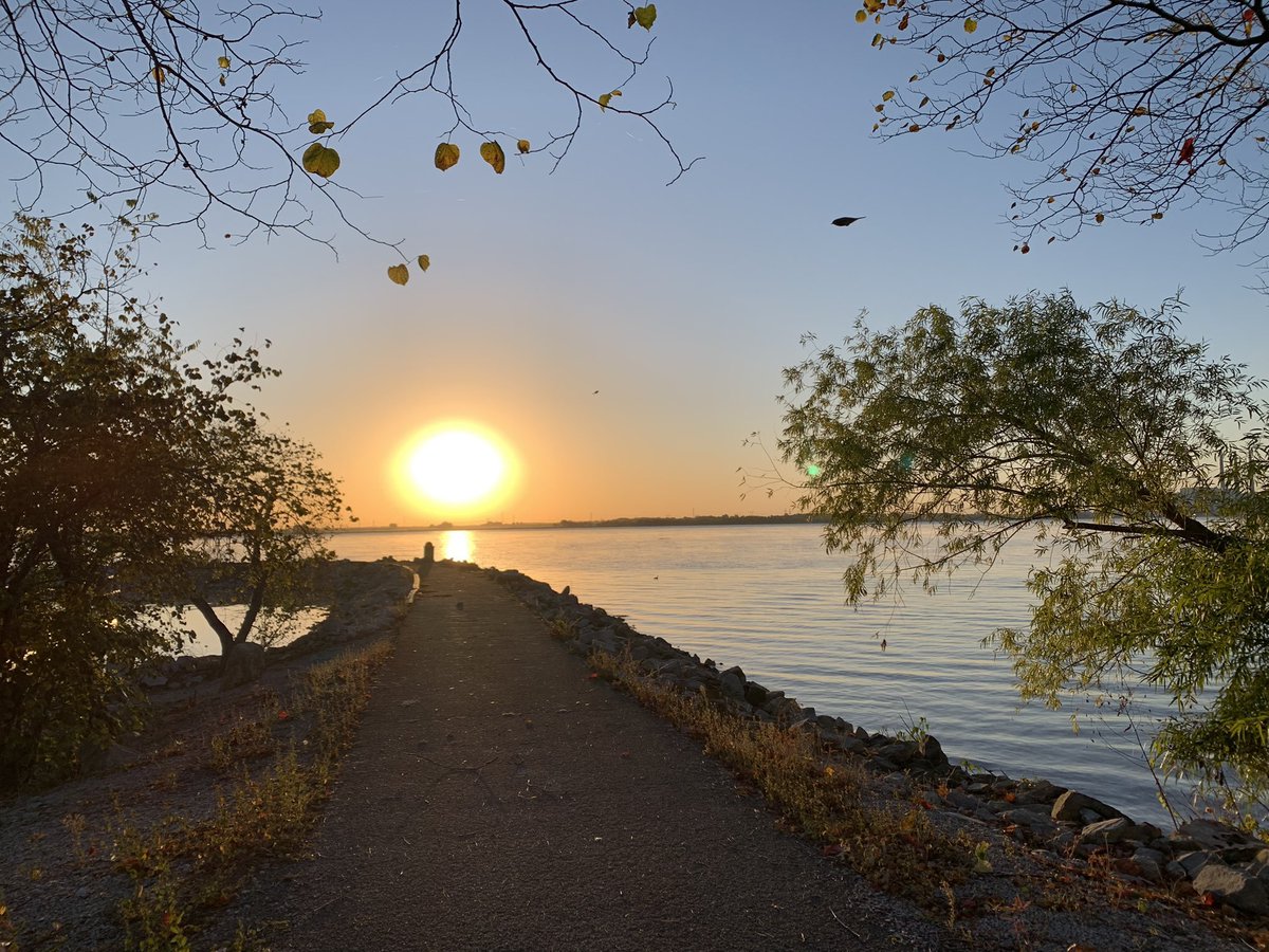 Roses are red
Baldwin Lake is brown
Easy to catch catfish
Sun up to sundown

Poetry = Easy.