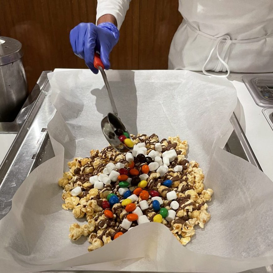 GratThemeParks's tweet photo. Me watching the Cast Member prepare my popcorn at the Main Street Confectionery https://t.co/8Dqb5RoQQg