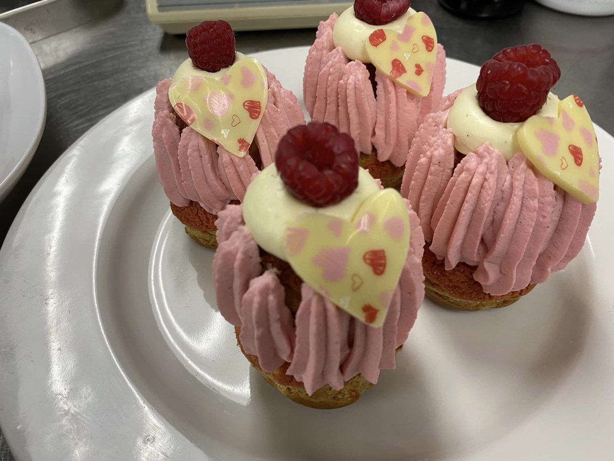 FrancisTuttle's tweet photo. 😍 All the love for these Valentine's Day beauties from our culinary students! These gorgeous chocolates were crafted for @d21dining and the desserts made by our baking and pastry classes.
#francistuttleokc #okcareertech #okcfood #studentsuccess https://t.co/P9Arz000tW