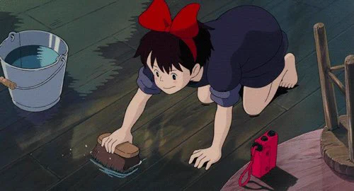 미야자키 하야오의 영화를 관통하는 요소 중 하나는 `청소'라 해도 과언이 아닙니다. 미야자키 하야오는 늘 소녀에게 빗자루를 쥐어주고 청소를 시킵니다. 소녀는 청소를 통해 세계의 구조를 체득하고, 모순되는 두 세계를 중개하는 존재로 거듭나게 됩니다. 그의 영화는 `청소하는 영화'입니다. 