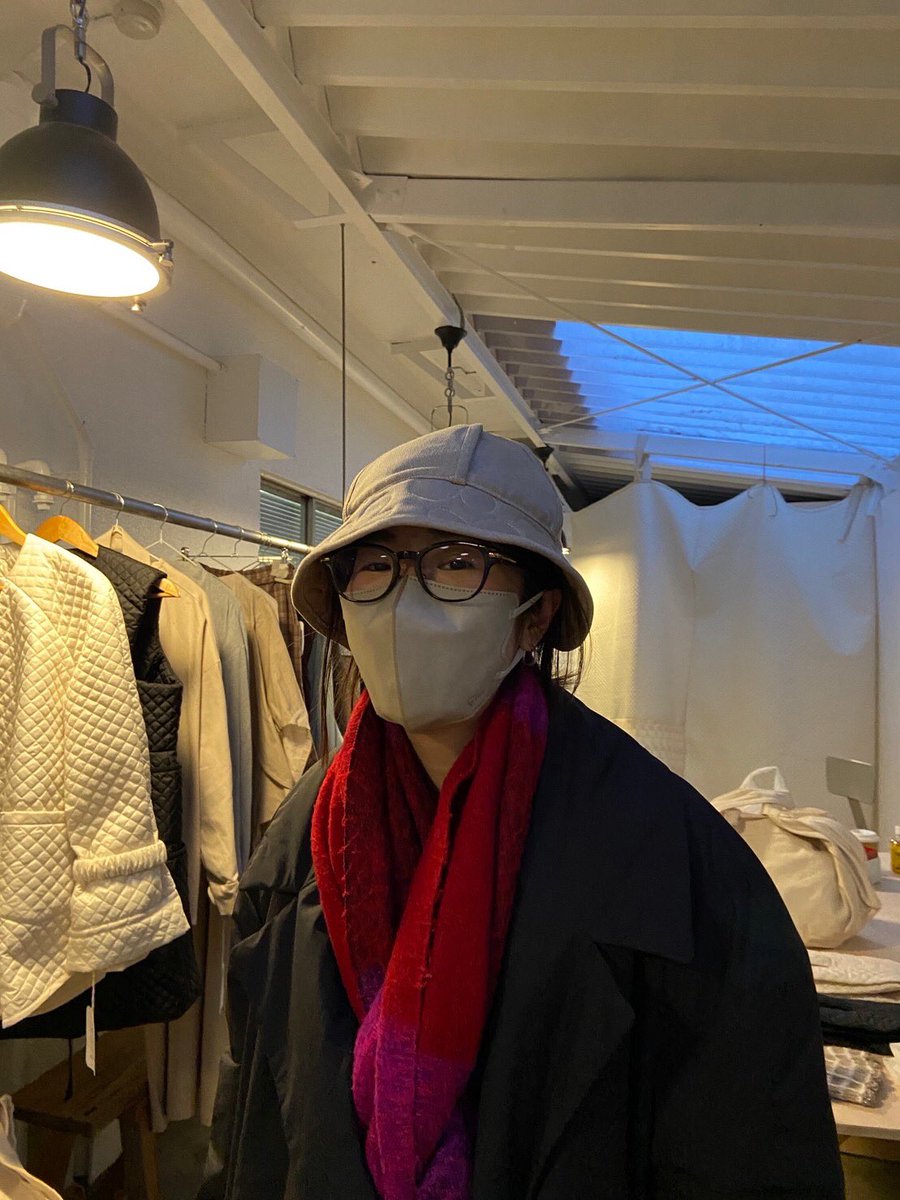 zuruart's tweet photo. お世話になってるファッションブランドumuの展示販売会？に行ってきました。相変わらず大胆で優しい服に、今回はびっくりするようなデザインのカバンもあったりで楽しかったな…
私は春夏に着れそうなワンピースを買いました。
17日まで高円寺で！行くのも観るのもタダよ！いきましょ👗 https://t.co/7vNTzOURpF