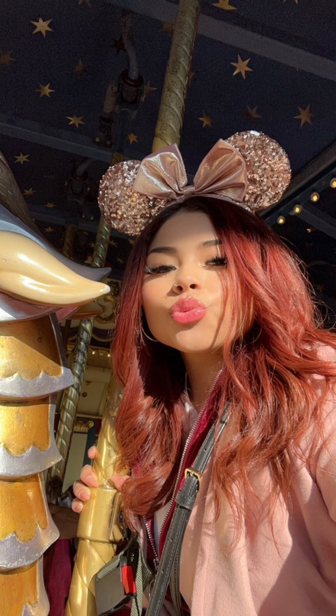 Disneyland.. in Paris.. on valentines day..?!?? 😩