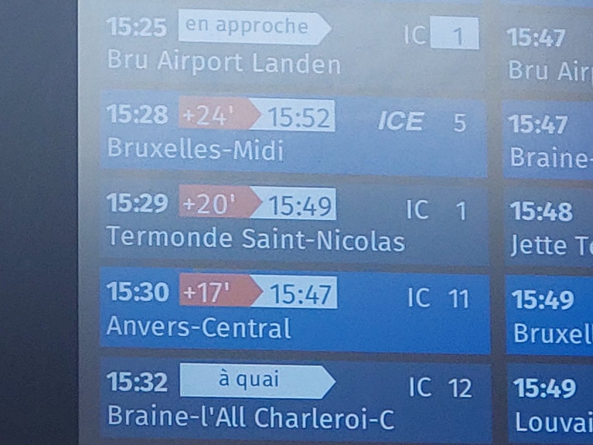 ChrisWauman's tweet photo. .@groen en @Ecolo zouden beter via hun groene minister van openbaar vervoer @GeorgesGilkinet echt in @NMBS investeren want treinen zijn defect, rijden niet op tijd en er ontbreekt personeel. Met #valentrein blabla raken treinreizigers niet op hun bestemming. https://t.co/KLesHOfVbG