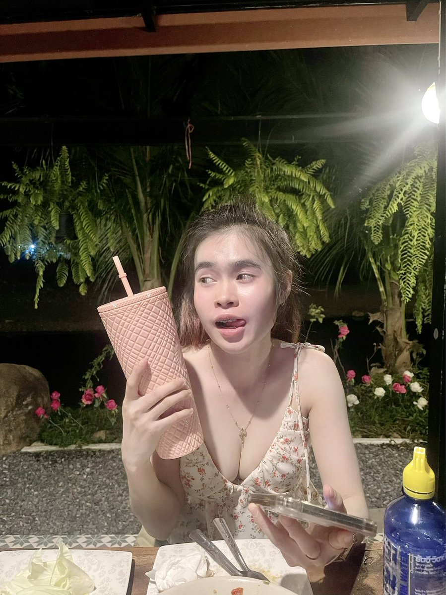AovPanadda's tweet photo. ควงแขนบ่มีดอก มีแต่ควงแก้วนี้แระ 🤣 https://t.co/Bf6IvSWDIY