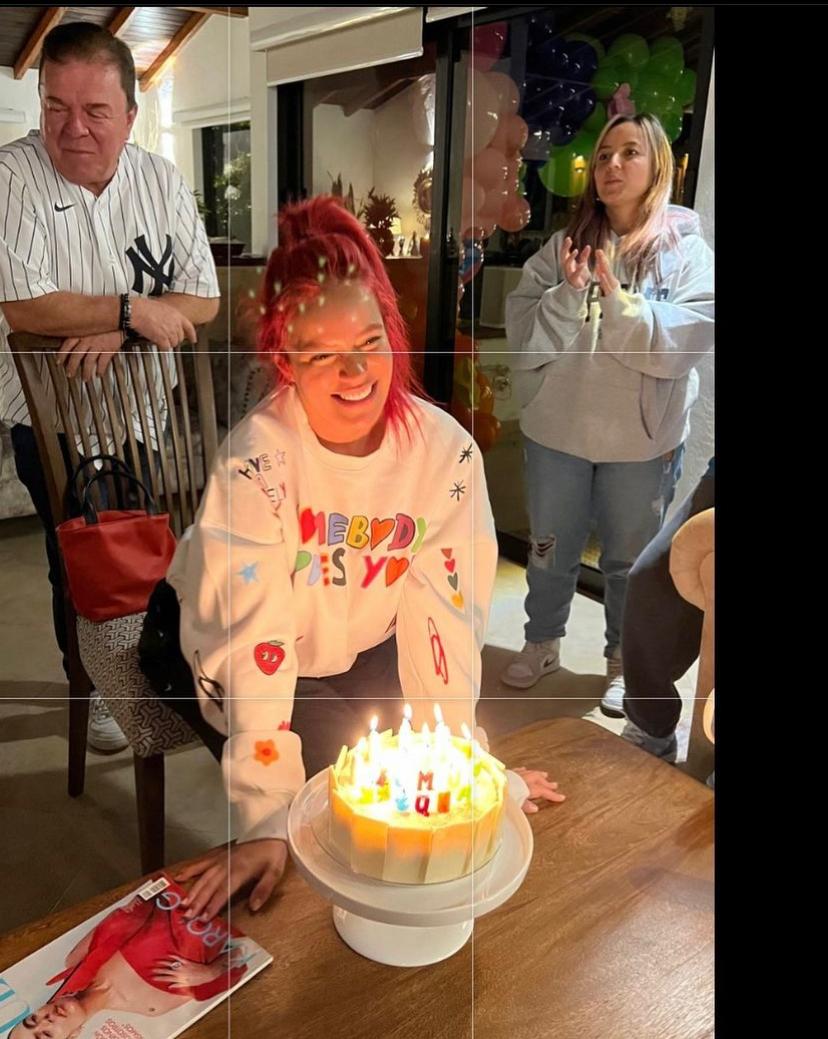 Manuela_Riosjim's tweet photo. Feliz cumpleaños a la mejor mujer que conozco, que mi Dios te bendiga y te proteja siempre, que todos tu sueños se hagan realidad, te deseo una larga vida llena de cosas bonitas, gracias por ser mi luz en la oscuridad, te amo infinito, nunca dejes de brillar 🥳❤️🌺 @karolg https://t.co/q1ReiGUxxk