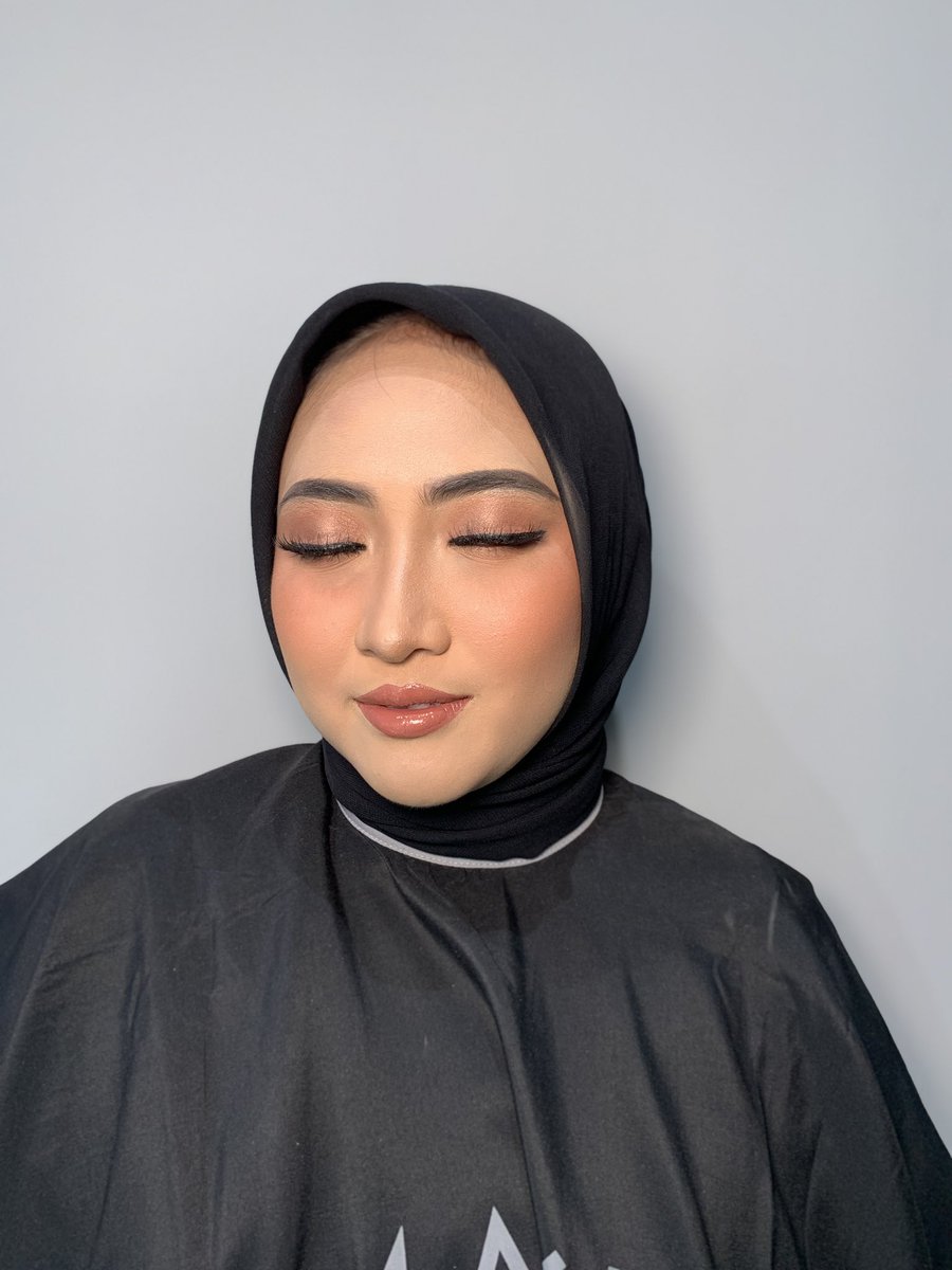 engagement look✨ bisa loh lamaran pake look yg super soft gini xixiix yuk yg udh dikasi kepastian sama ayangnya boleh booking makeup lamaran di aku🥰 #muajakarta #MUAjakut