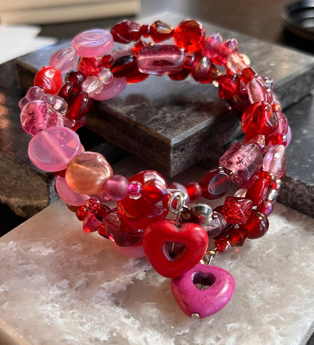 caverin1's tweet photo. Excited to share the latest addition to my #etsy shop: Heart Bracelet. Red and Pink Glass Beads on Memory Wire with Metal and Stone Hearts https://t.co/aWWHbChyW1 #red #heart #pink #yes #no #glass #gold #silver #valentine https://t.co/M4p99DnuY7
