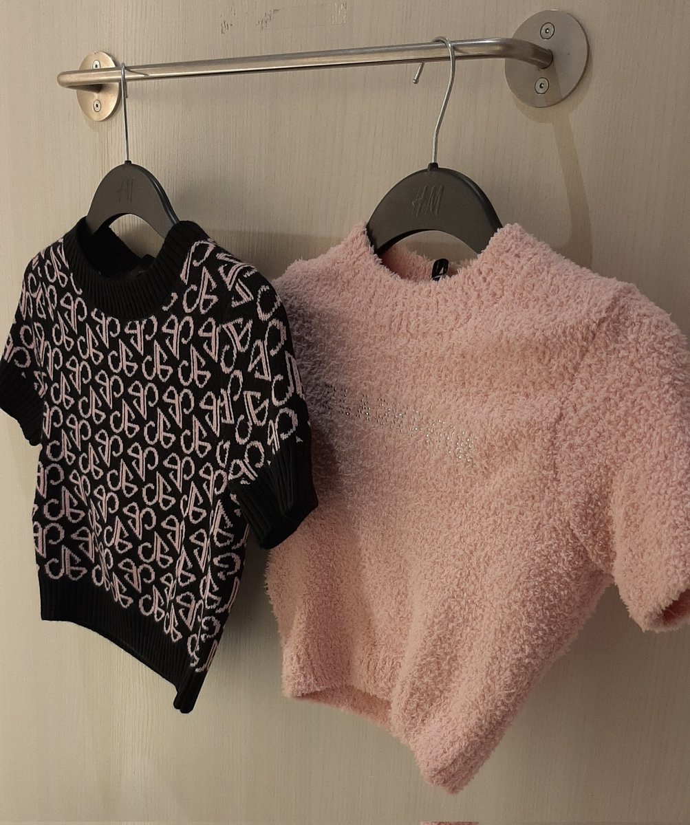 hanalis2023's tweet photo. я купила в h&amp;m топы с коллаборацией blackpink, я так рада 😭 https://t.co/js2bXIBo9U